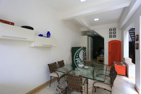 Casa à venda com 280m², 2 quartos e 2 vagassala de festa churrasqueira 