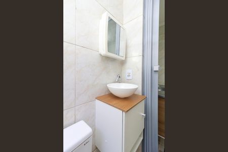 Banheiro de kitnet/studio para alugar com 1 quarto, 28m² em Jardim Casablanca, São Paulo