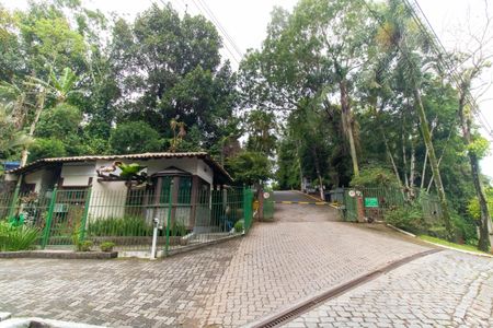 Casa de condomínio à venda com 472m², 5 quartos e 3 vagas Casa de condomínio à venda com 472m², 5 quartos e 3 vagasFachada