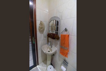 Casa de condomínio à venda com 472m², 5 quartos e 3 vagas Casa de condomínio à venda com 472m², 5 quartos e 3 vagasBanheiro de serviço