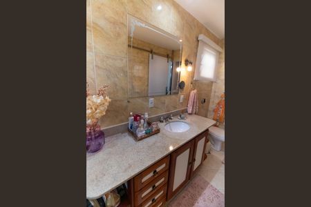 Casa de condomínio à venda com 472m², 5 quartos e 3 vagas Casa de condomínio à venda com 472m², 5 quartos e 3 vagasBanheiro da Suíte