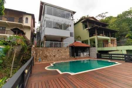 Casa de condomínio à venda com 472m², 5 quartos e 3 vagas Casa de condomínio à venda com 472m², 5 quartos e 3 vagasÁrea externa