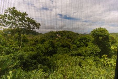 Casa de condomínio à venda com 472m², 5 quartos e 3 vagas Casa de condomínio à venda com 472m², 5 quartos e 3 vagasVista do Quarto Externo 2