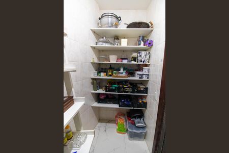 Casa de condomínio à venda com 472m², 5 quartos e 3 vagas Casa de condomínio à venda com 472m², 5 quartos e 3 vagasDespensa