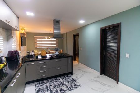 Casa de condomínio à venda com 472m², 5 quartos e 3 vagas Casa de condomínio à venda com 472m², 5 quartos e 3 vagasCozinha