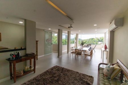 Casa de condomínio à venda com 472m², 5 quartos e 3 vagas Casa de condomínio à venda com 472m², 5 quartos e 3 vagasÁrea gourmet