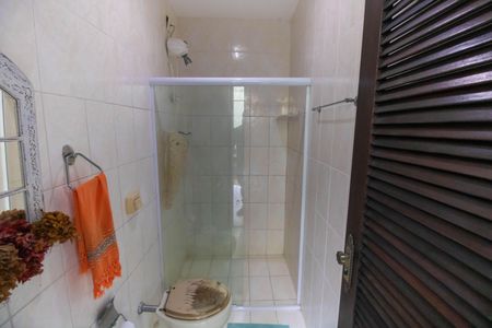 Casa de condomínio à venda com 472m², 5 quartos e 3 vagas Casa de condomínio à venda com 472m², 5 quartos e 3 vagasBanheiro de serviço