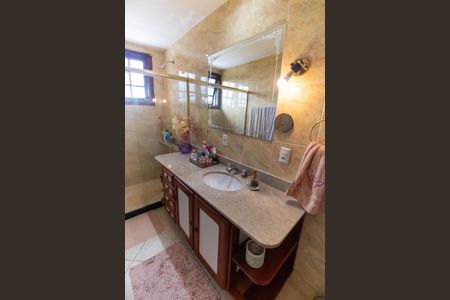 Casa de condomínio à venda com 472m², 5 quartos e 3 vagas Casa de condomínio à venda com 472m², 5 quartos e 3 vagasBanheiro da Suíte