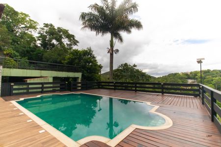 Casa de condomínio à venda com 472m², 5 quartos e 3 vagas Casa de condomínio à venda com 472m², 5 quartos e 3 vagasÁrea externa