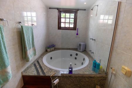 Casa de condomínio à venda com 472m², 5 quartos e 3 vagas Casa de condomínio à venda com 472m², 5 quartos e 3 vagasBanheiro Social