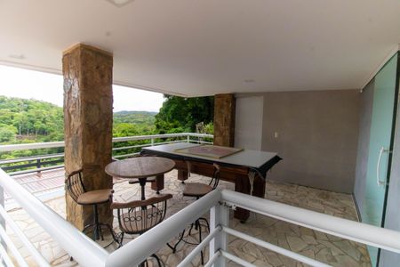 Casa de condomínio à venda com 472m², 5 quartos e 3 vagas Casa de condomínio à venda com 472m², 5 quartos e 3 vagasÁrea externa