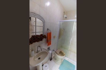 Casa de condomínio à venda com 472m², 5 quartos e 3 vagas Casa de condomínio à venda com 472m², 5 quartos e 3 vagasBanheiro de serviço