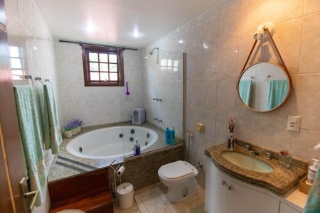 Casa de condomínio à venda com 472m², 5 quartos e 3 vagas Casa de condomínio à venda com 472m², 5 quartos e 3 vagasBanheiro Social