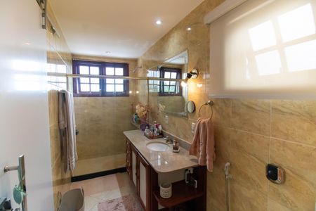 Casa de condomínio à venda com 472m², 5 quartos e 3 vagas Casa de condomínio à venda com 472m², 5 quartos e 3 vagasBanheiro da Suíte