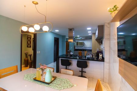 Casa de condomínio à venda com 472m², 5 quartos e 3 vagas Casa de condomínio à venda com 472m², 5 quartos e 3 vagasCozinha