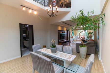 Casa de condomínio à venda com 472m², 5 quartos e 3 vagas Casa de condomínio à venda com 472m², 5 quartos e 3 vagasSala