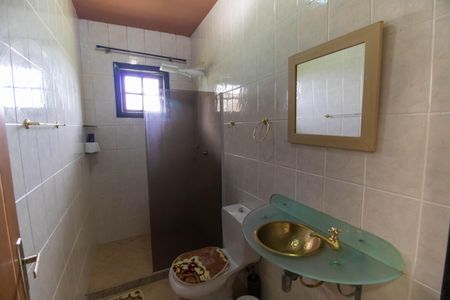 Casa de condomínio à venda com 472m², 5 quartos e 3 vagas Casa de condomínio à venda com 472m², 5 quartos e 3 vagasBanheiro Externo