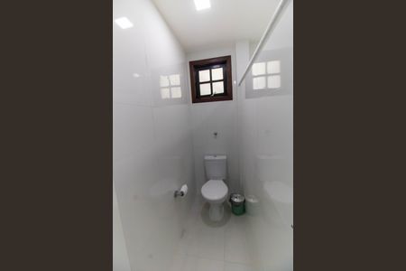 Casa de condomínio à venda com 472m², 5 quartos e 3 vagas Casa de condomínio à venda com 472m², 5 quartos e 3 vagasBanheiro