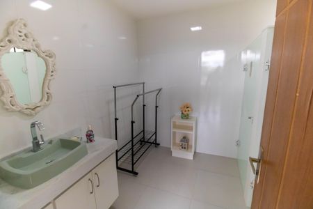 Casa de condomínio à venda com 472m², 5 quartos e 3 vagas Casa de condomínio à venda com 472m², 5 quartos e 3 vagasBanheiro