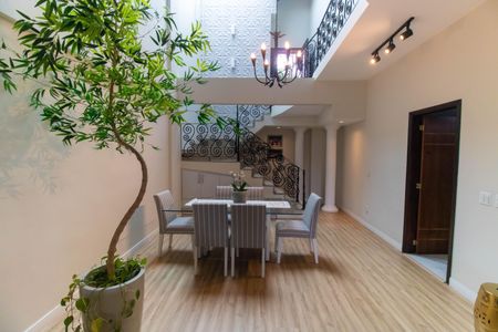 Casa de condomínio à venda com 472m², 5 quartos e 3 vagas Casa de condomínio à venda com 472m², 5 quartos e 3 vagasSala