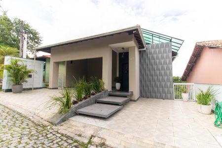 Casa de condomínio à venda com 472m², 5 quartos e 3 vagas Casa de condomínio à venda com 472m², 5 quartos e 3 vagasFachada