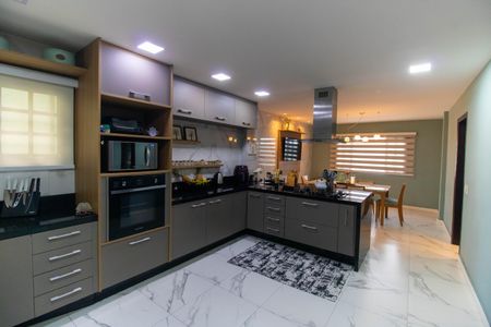 Casa de condomínio à venda com 472m², 5 quartos e 3 vagas Casa de condomínio à venda com 472m², 5 quartos e 3 vagasCozinha