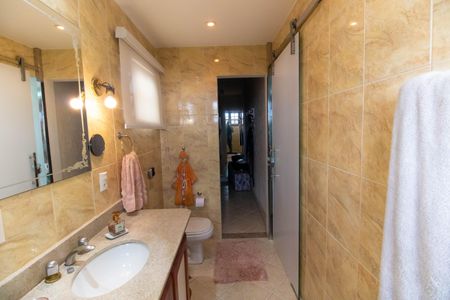 Casa de condomínio à venda com 472m², 5 quartos e 3 vagas Casa de condomínio à venda com 472m², 5 quartos e 3 vagasBanheiro da Suíte