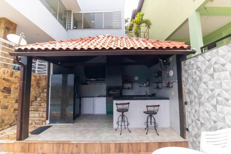 Casa de condomínio à venda com 472m², 5 quartos e 3 vagas Casa de condomínio à venda com 472m², 5 quartos e 3 vagasÁrea externa