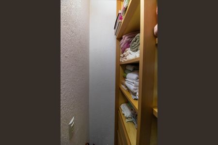 Casa de condomínio à venda com 472m², 5 quartos e 3 vagas Casa de condomínio à venda com 472m², 5 quartos e 3 vagasCloset