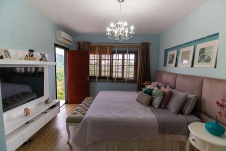 Casa de condomínio à venda com 472m², 5 quartos e 3 vagas Casa de condomínio à venda com 472m², 5 quartos e 3 vagasSuíte