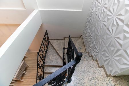 Casa de condomínio à venda com 472m², 5 quartos e 3 vagas Casa de condomínio à venda com 472m², 5 quartos e 3 vagasEscada