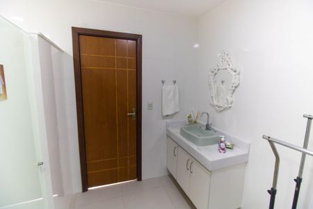 Casa de condomínio à venda com 472m², 5 quartos e 3 vagas Casa de condomínio à venda com 472m², 5 quartos e 3 vagasBanheiro