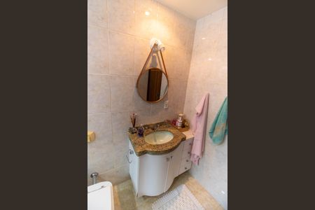 Casa de condomínio à venda com 472m², 5 quartos e 3 vagas Casa de condomínio à venda com 472m², 5 quartos e 3 vagasBanheiro Social