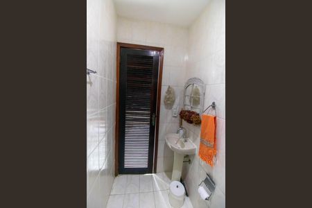 Casa de condomínio à venda com 472m², 5 quartos e 3 vagas Casa de condomínio à venda com 472m², 5 quartos e 3 vagasBanheiro de serviço