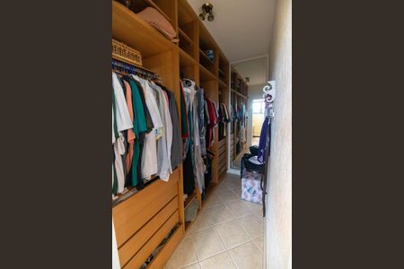 Casa de condomínio à venda com 472m², 5 quartos e 3 vagas Casa de condomínio à venda com 472m², 5 quartos e 3 vagasCloset da suíte