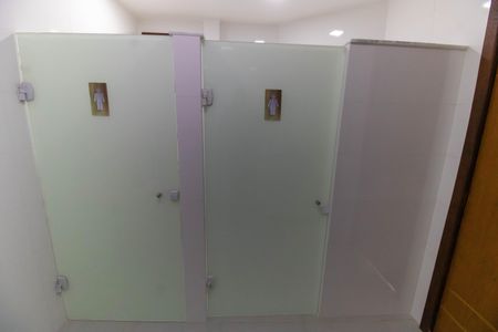 Casa de condomínio à venda com 472m², 5 quartos e 3 vagas Casa de condomínio à venda com 472m², 5 quartos e 3 vagasBanheiro