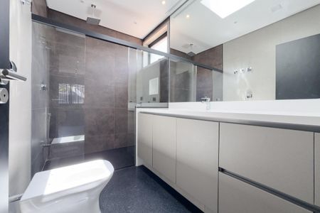 Casa à venda com 449m², 5 quartos e 4 vagasBanheiro da Suíte 4