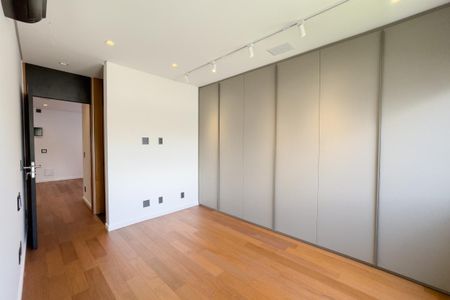 Casa à venda com 449m², 5 quartos e 4 vagasSuíte 2