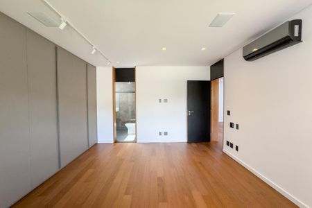 Casa à venda com 449m², 5 quartos e 4 vagasSuíte 1