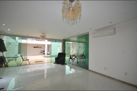 Casa para alugar com 360m², 4 quartos e 2 vagasSala