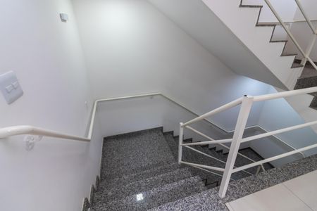 Apartamento à venda com 40m², 2 quartos e 1 vaga Apartamento à venda com 40m², 2 quartos e 1 vagaEscada