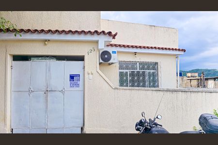 Casa para alugar com 240m², 3 quartos e 1 vagaFachada casa com placa