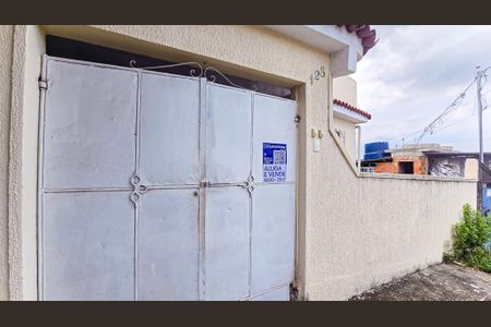 Casa para alugar com 240m², 3 quartos e 1 vagaFachada casa com placa