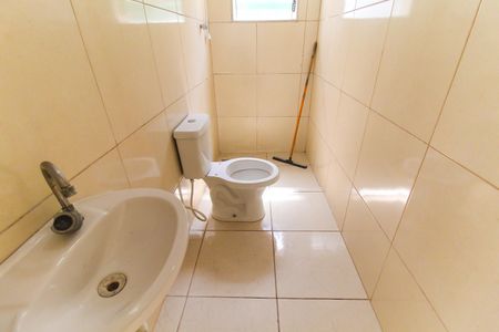 Banheiro de casa para alugar com 1 quarto, 45m² em Vila Carmosina, São Paulo