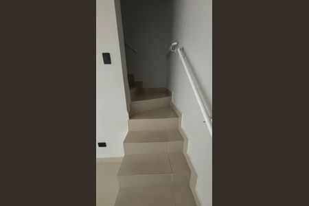 Apartamento à venda com 102m², 2 quartos e 1 vaga Apartamento à venda com 102m², 2 quartos e 1 vagaEscada