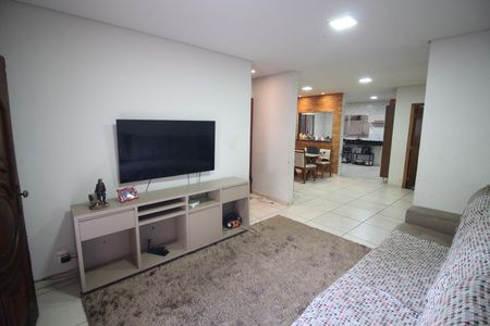 Sala de casa à venda com 3 quartos, 224m² em Jardim Filadelfia, Belo Horizonte