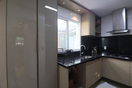 Casa de condomínio à venda com 150m², 3 quartos e 2 vagasCozinha - Armários