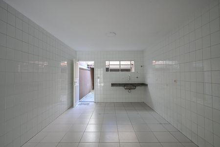 Casa para alugar com 110m², 2 quartos e 2 vagasCozinha