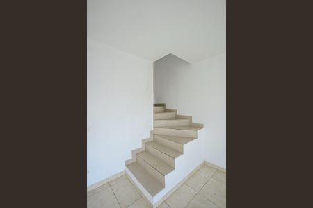 Escada de casa para alugar com 2 quartos, 110m² em Cidade Intercap, Taboão da Serra