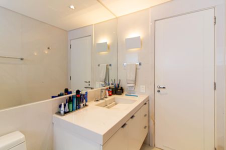 Apartamento à venda com 271m², 4 quartos e 4 vagasBanheiro da Suíte 1